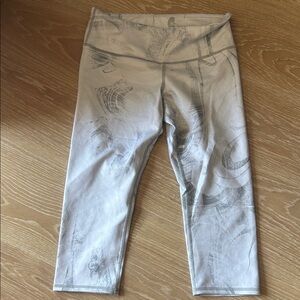 ALO Yoga Women's Light Gray Artistic Capris